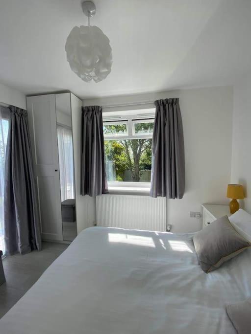 Dingley Dell - Superb Location For Truro In Private Accommodation Perranwell Eksteriør billede